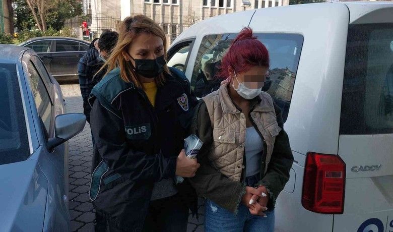 İstanbul’dan Samsun’auyuşturucu getirirken yakalandılar - İstanbul’dan Samsun’a uyuşturucu getirdikleri iddia edilen 1’i kadın 3 kişi, polisin takibi sonucu Samsun girişinde yakalandı.