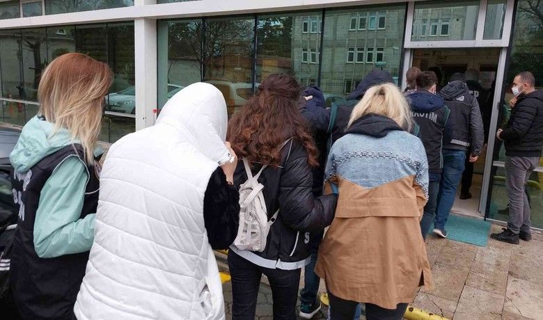 Samsun’da sokak satıcılarına uyuşturucu operasyonunda5 kişi adliyeye sevk edildi - Samsun’da sokak satıcılarına yönelik düzenlenen uyuşturucu operasyonunda gözaltına alınan 2’si kadın 5 kişi adliyeye sevk edildi.
