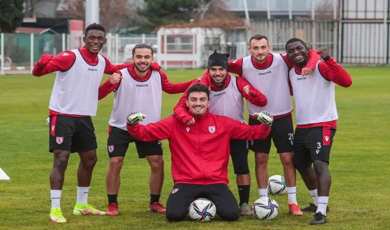 Samsunspor’un yabancıları futbola ‘yabancı’
 - Spor Toto 1. Lig ekiplerinden Samsunspor’da bu sezon kadroda bulunan 8 yabancıdan sadece 1 tanesi düzenli olarak forma giydi. Kadroda bulunan 7 yabancı oyuncu ise sakatlık ve formsuzluk nedeniyle yeterli süreleri alamadı.