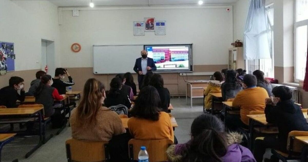 8. sınıf öğrencilerine mesleki eğitim semineri