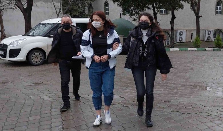 Uyuşturucuyla yakalanan gençkadın ve arkadaşı tutuklandı - Samsun’da içinde bulundukları araçta ve birlikte kaldıkları ikamette yapılan aramada uyuşturucuyla yakalanan genç kadın ve arkadaşı mahkemece tutuklandı.