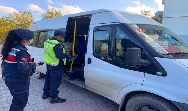 Okul çevreleri ve servisaraçlarında denetim: 32 şahıs yakalandı - Samsun’da, "Türkiye Huzur Güven Uygulaması" kapsamında jandarma tarafından çocuk ve gençlerin korunmasına yönelik okul çevreleri ile servis araçlarında yapılan denetimlerde 4 bin 134 şahıs sorgulandı ve 32 şahıs yakalandı.