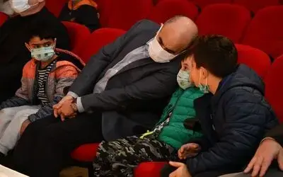 Vali Dağlı, çocuklarla birlikte tiyatro izledi
