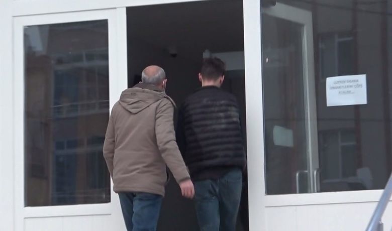 Uyuşturucu ve ruhsatsız silahlayakalanan şahıslardan biri tutuklandı - Samsun’un Bafra ilçesinde narkotik ekiplerinin ’dur’ ihtarına uymayıp kaçan 3 şahıs bugün Bafra Adliyesine sevk edildi. Zanlılardan 1’ i tutuklandı, 2’si adli kontrol şartıyla serbest kaldı.