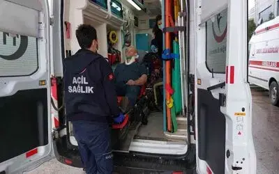 Kaza sonrası aracındaki hasara bakarken başka bir aracın çarptığı sürücü hastanelik oldu
