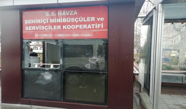 Samsun’da minibüs durağınasilahlı saldırı: 4 yaralı - Samsun’da bir taksicinin, minibüs durağına pompalı tüfekli saldırı düzenlemesi sonucu 1’i simsar, 3’ü dolmuş minibüs şoförü 4 kişi yaralandı.