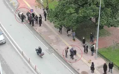 Motosikletli kuryenin yayaya çarptığı kaza kamerada
