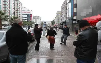 Davul-zurna tutup göbek atarak doların düşmesini kutladı, çevredekiler düğün sandı
