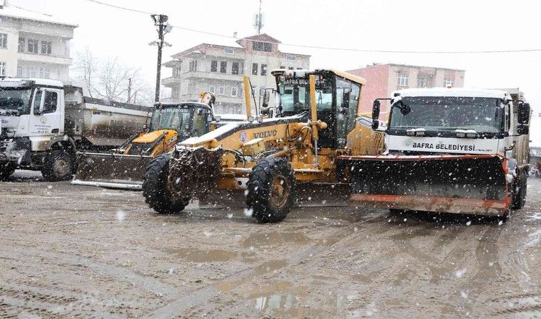 Başkan Kılıç: “Her türlü tedbiri aldık” - Bafra Belediye Başkanı Hamit Kılıç, Meteoroloji Genel Müdürlüğü’nün soğuk hava ve kar yağışı uyarısıyla birlikte Bafra Belediyesi olarak her türlü tedbiri aldıklarını söyledi.