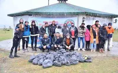 Üniversite öğrencilerinden eksi 2 derecede sahil temizliği
