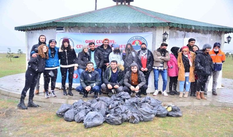 Üniversite öğrencilerinden eksi2 derecede sahil temizliği - Ondokuz Mayıs Üniversitesi (OMÜ) İletişim Fakültesi öğrencileri Samsun’un Terme ilçe sahilinde eksi 2 derece soğukta ve kar yağışı altında çevre temizliği etkinliği gerçekleştirdi.
