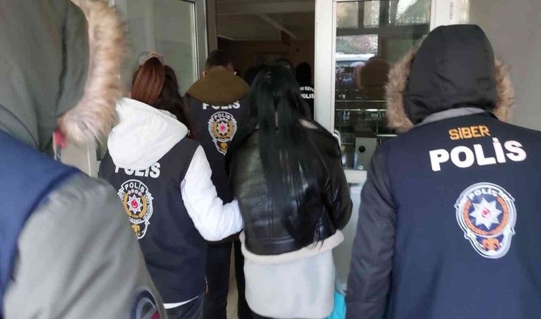 Samsun’da yasa dışı bahisten3 tutuklama, 5 adli kontrol - Samsun merkezli 5 ilde düzenlenen yasa dışı bahis operasyonuyla ilgili gözaltına alınan 3 kişi mahkemece tutuklanırken, 5 kişi ise adli kontrol şartıyla serbest bırakıldı.