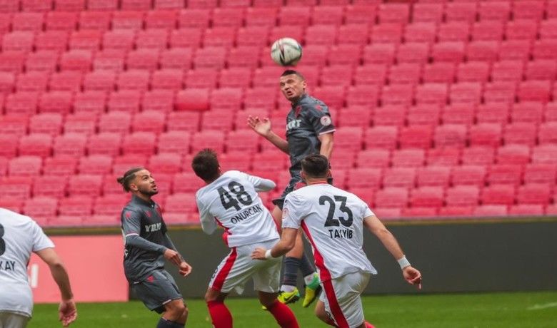 Samsunspor’da devre bitmeden3 futbolcu takımdan gönderildi - SAMSUN (İHA) – Spor Toto 1. Lig takımlarından Samsunspor’da devre arası transfer sezonu başlamadan 3 futbolcu ile yollar ayrıldı, 1 futbolcunun da ayrılması gündemde.