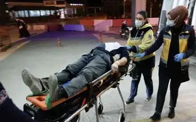 Kamyonetten düşen inşaat işçisi hastanelik oldu
