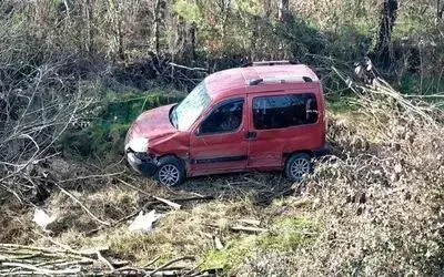 Hafif ticari araç şarampole devrildi: 4 yaralı
