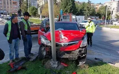 Samsun’da kavşakta iki otomobil çarpıştı: 2 yaralı

