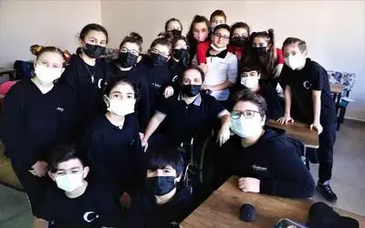 Fedakar öğretmen tekerlekli sandalye ile derse giriyor
