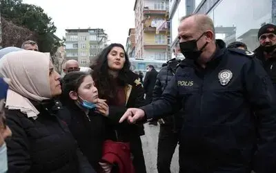 Mahalleli yol kapattı, polis "Suç işlemeyin" diye uyardı
