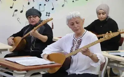 Bu kursta 7’den 70’e herkes bağlama öğreniyor
