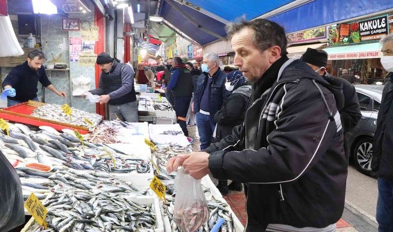 Balıkçılardan yeni yıla mutlu başlangıç
 - Samsun’da yeni yılın ilk gününde vatandaşların yoğun ilgisiyle karşılaşan balık satıcıları mutlu bir başlangıç yaptıklarını dile getirdi.