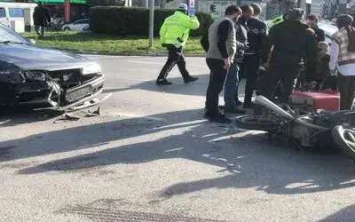 Otomobil motosiklete çarptı: 2 yaralı
