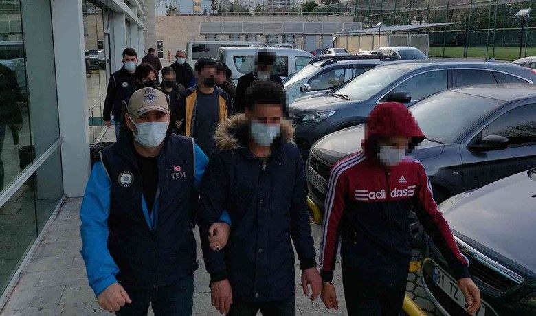 DEAŞ şüphelisi 6 kişiningözaltı süreleri mahkemece uzatıldı - Samsun’da terör örgütü DEAŞ’a yönelik düzenlenen operasyonda gözaltına alınan yabancı uyruklu 6 kişinin gözaltı süresi mahkemece 4 gün uzatıldı.