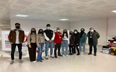 Üniversite öğrencileri kan bağışına dikkat çekti
