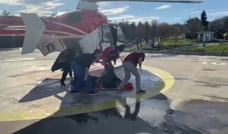 Kalp damarında baloncuk oluşanhastanın yardımına ambulans helikopter yetişti - Samsun’da aort damarında baloncuk oluşması sonucunda fenalaşan ve acil tedavi edilmesi gereken hastanın yardımına ambulans helikopter yetişti.