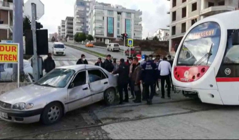 Samsun’da tramvay otomobile çarptı
 - Samsun’da tramvayın otomobile çarptığı kaza maddi hasarla atlatıldı.