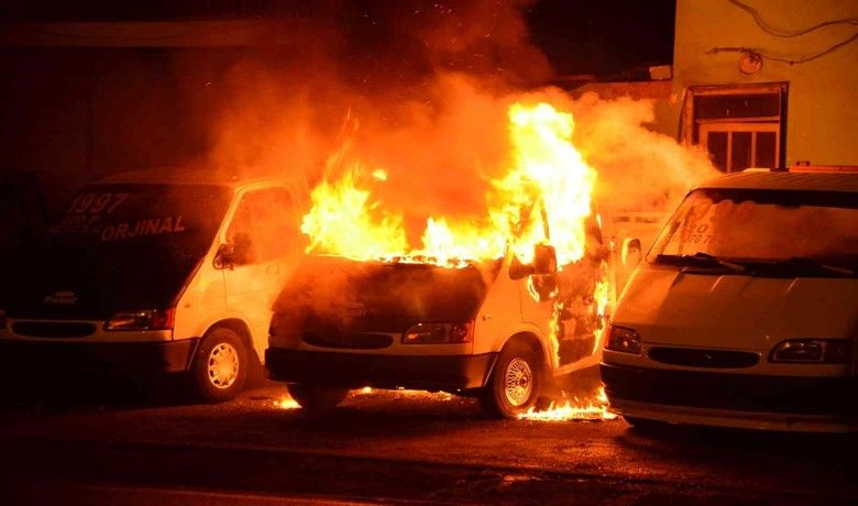 Galerideki minibüs alev aldı
 - Samsun’da bir galeride bulunan minibüsün alev alması sonucu yaşanan yangında araç kullanılamaz hale geldi. Polisin devriye sırasında denk geldiği olaya hızla müdahale edilerek felaketin önüne geçildi.