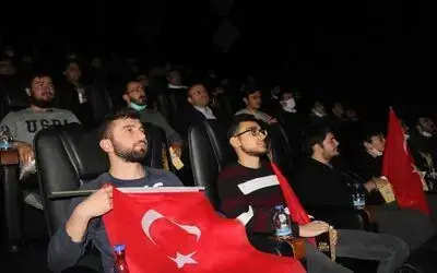 Öğrenciler Türk bayraklarıyla sinemada "Kesişme: İyi Ki Varsın Eren"i izledi
