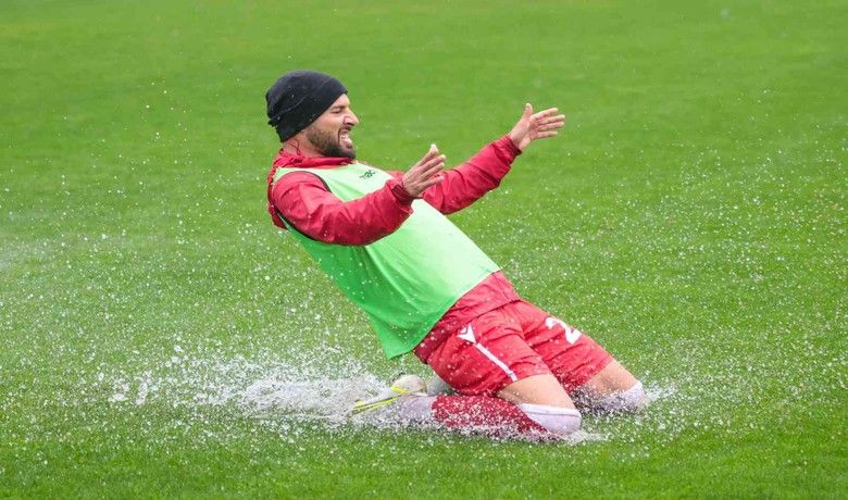 Samsunspor’un Hansa Rostockmaçı yağmur engeline takıldı - Spor Toto 1. Lig takımlarından Samsunspor’un, Bundesliga 2 takımlarından FC Hansa Rostock ile oynayacağı hazırlık maçı sağanak nedeniyle iptal edildi.