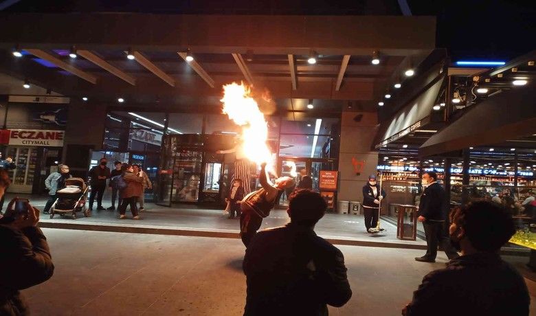 AVM’de ateş şov
 - SAMSUN (İHA) – Samsun’da alışveriş merkezinde düzenlenen hafta sonu etkinlikleri vatandaşlara eğlenceli dakikalar yaşattı. Ateş şov nefes kesti.