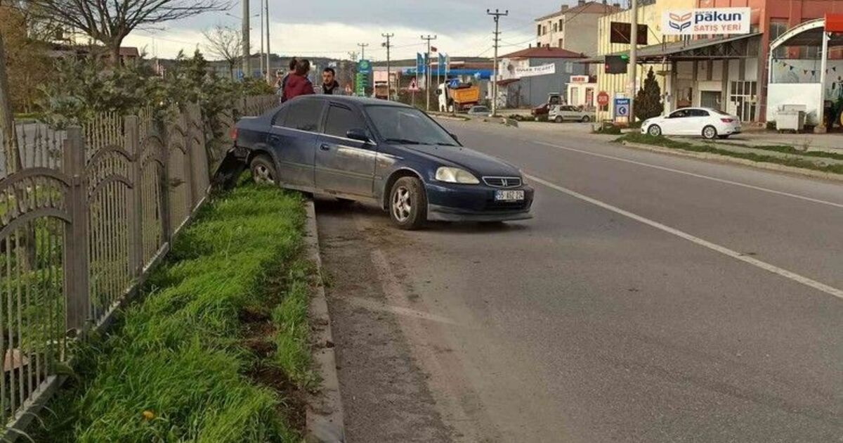 Tırın çarptığı otomobil sürücüsü yaralandı
