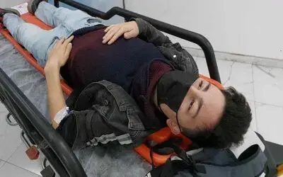Köpeklerin kovaladığı üniversite öğrencisi duvardan atladı, hastanelik oldu
