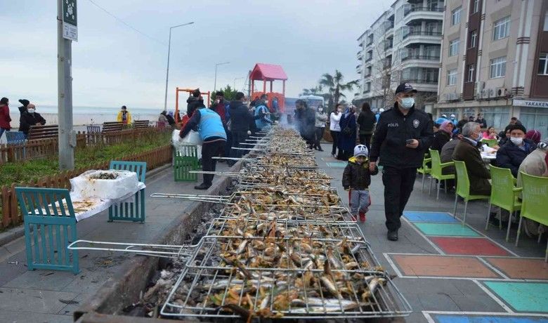 Samsun’da Hamsi Festivali: 2saatte 2 ton hamsi tüketildi - Samsun’da düzenlenen ’Hamsi Festivali’nde 2 saatte 2 ton hamsi tüketildi.