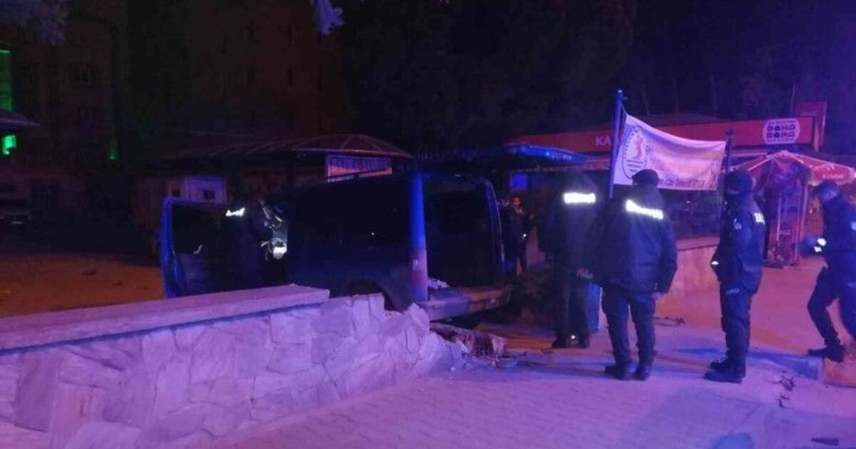 Minibüs garajına çarpan sürücü yaralandı
