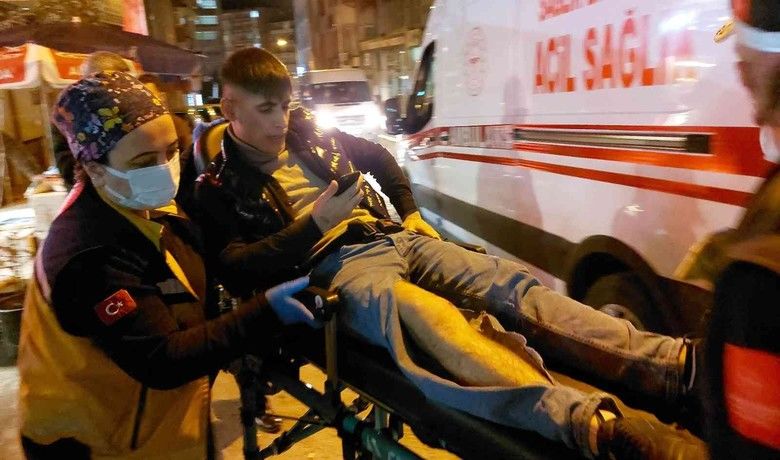 Berberde tıraş olmak içinsıra beklerken silahlı saldırıda yaralandı - Samsun’da bir genç, berberde tıraş olmak için sıra beklerken silahlı saldırıya uğrayarak yaralandı.