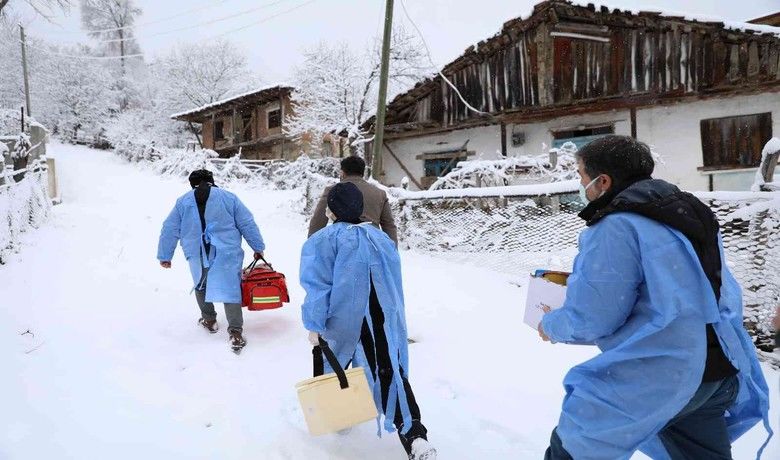 Kar ve tipi onlara engelolmadı, aşı ekipleri dondurucu soğukta görevde - Kar kalınlığının yaklaşık 20 santimetreyi bulduğu Samsun’un Ladik ilçesinde mobil aşı ekipleri kar, tipi ve dondurucu soğuklara rağmen kırsalda aşı çalışmalarını sürdürüyor. Kardan dolayı araçların çıkamadığı evlere dakikalarca yürüyen ekipler misafir oldukları evlerdeki yaşlı vatandaşların dualarını alıyor.