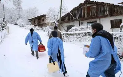 Kar ve tipi onlara engel olmadı, aşı ekipleri dondurucu soğukta görevde
