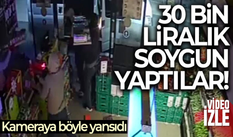 İstanbul'da hırsızlık çetesininmarket soygunu kamerada - Kağıthane’de sabaha karşı çalıntı plakalı kapalı kasa minibüsle geldikleri marketin kapısını levye ile açarak içeriye giren 8 kişilik hırsızlık çetesi, dakikalar içerisinde 30 bin lira değerinde sigara çaldı. Soygun anları kameralara yansıdı.