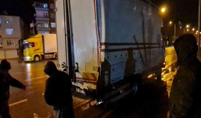 Pozitif olduğunu öğrenen tır sürücüsü kaza yaptı
 - Samsun’da korona virüs testinin pozitif olduğunu yolda haber alan tır sürücüsü kaza yaptı. Kontrolden çıkan tır kamyona, kamyonete ve eve çarptı.