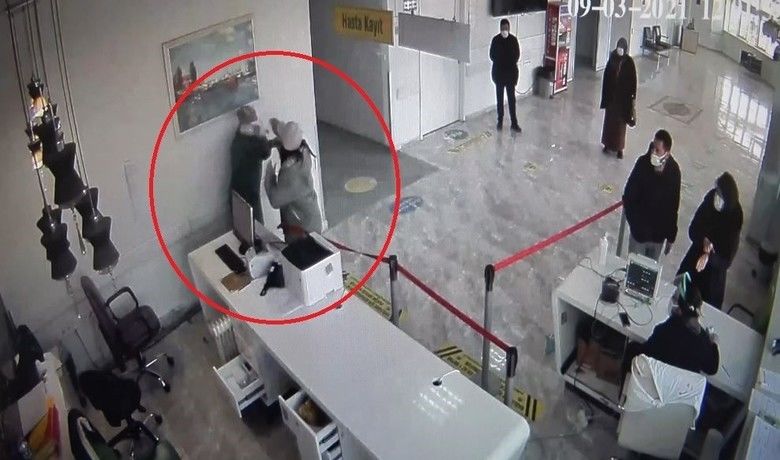 Hastanede sağlık çalışanına saldıran gençkıza 1 yıl 10 gün hapis - Samsun’da hastanede sağlık çalışanına saldırarak gözünden yaralayan 18 yaşındaki genç kız yargılandığı mahkemece 1 yıl 10 ay hapis ve ayrıca 6 bin 360 lira da adli para cezasına çarptırıldı. Mahkeme iyi hal indirimi uygulamadı ve cezayı ertelemedi.