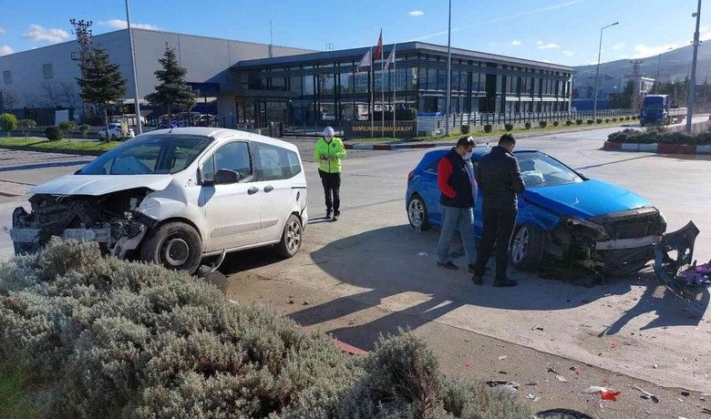Samsun’da trafik kazası: 3 yaralı
 - Samsun’da hafif ticari araç ile otomobilin çarpışması sonucu meyana gelen trafik kazısında 3 kişi yaralandı.