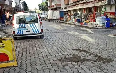 Geri geri gelen aracın altında kaldı
