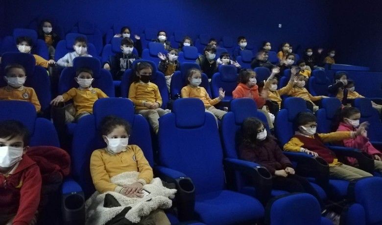 Minik öğrenciler ‘Aslan HürkuşKayıp Elmas’ filmini izledi