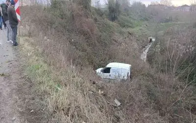 Hafif ticari araç şarampole uçtu: 1 yaralı
