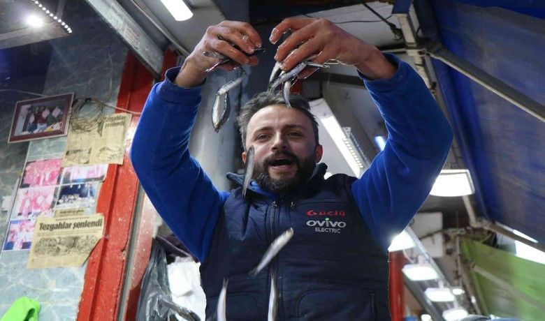 Balıkçıların dediği çıktı:Fiyat artınca talep patladı - Fiyatların düşük olduğu zamanlarda satışların iyi olmadığını iddia eden balıkçılar, fiyatlar yükselince balığa olan rağbetin artmasını hem memnuniyetle hem de şaşkınlıkla karşıladılar.