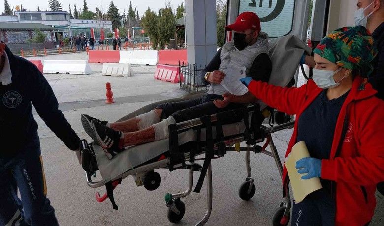Çocukluk arkadaşınınkardeşi tarafından bıçaklandı - Samsun’da çocukluk arkadaşının kardeşi tarafından bıçaklı saldırıya uğrayan bir kişi her iki bacağından da yaralandı.