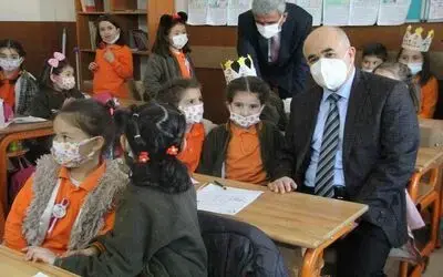 Vali Dağlı, öğrencilerin karne heyecanına ortak oldu
